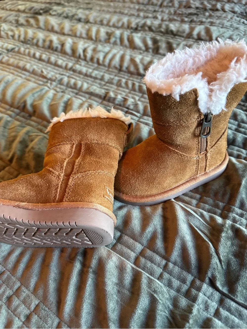 Classic Kids Ugg Suede Shearling Boots in Chestnut